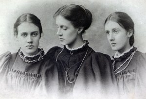 Stella, Vanessa en Virginia Stephen, c.1896 door English Photographer